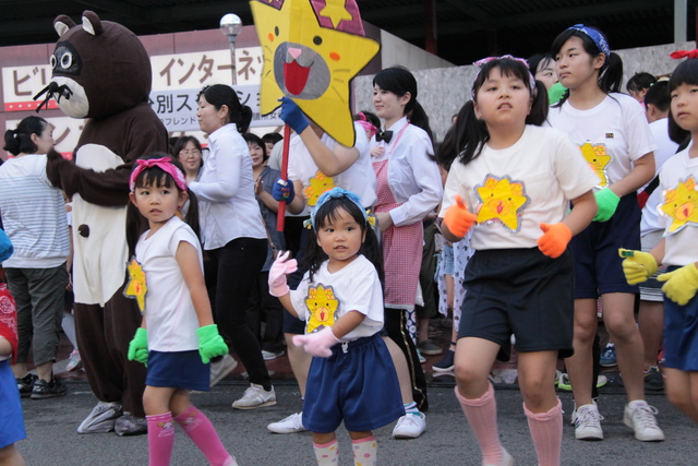 カワイイ踊りを披露（ブルーリバーズ）