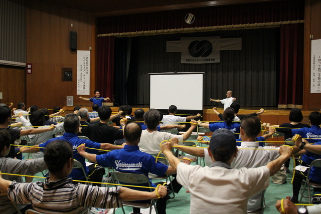 チューブを使って「認知症予防体操」