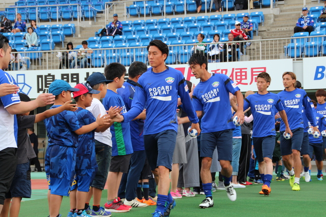 試合前ハイタッチ