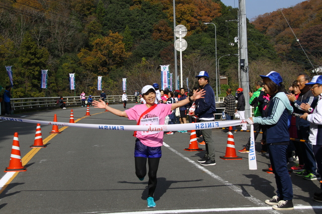 女子部門トップでゴール