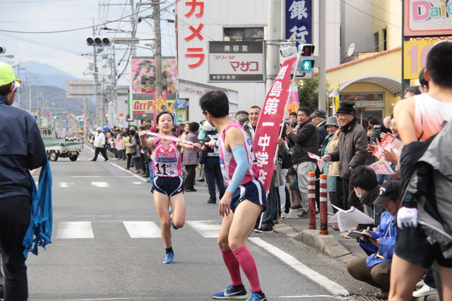 フレッシュな走りを披露、たすきはアンカーへ！（キョーエイ石井店前）