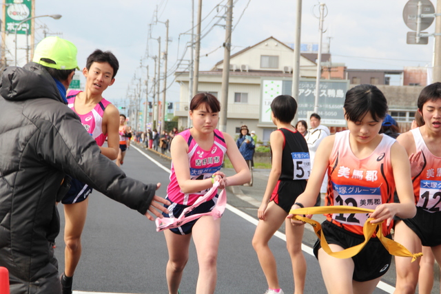 地元声援に応える走りで力走！（鴨島東中学校前）