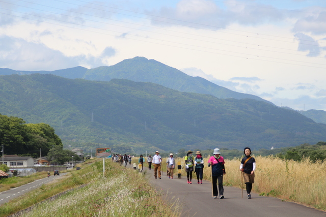 高越山をバックに川島城公園から光明庵跡へ（平地コース）