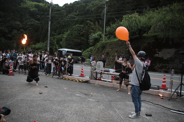 観客も緊張します（火を使う芸）