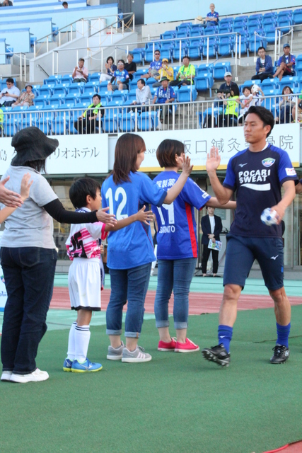 選手とハイタッチ