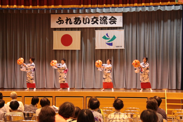 歌と踊りを楽しむ