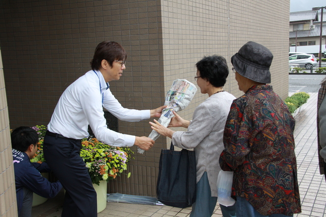 来場者に菊のプレゼント