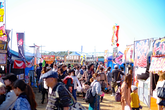 大勢の来場者でにぎわう