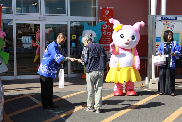 買い物客に滞納防止を呼びかけ