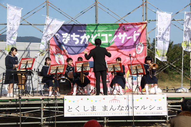 市立川島中学校吹奏楽部による演奏