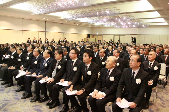 川真田前市長との思い出を胸に参列する人々