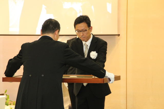 叙位、特別叙勲を受け取る遺族