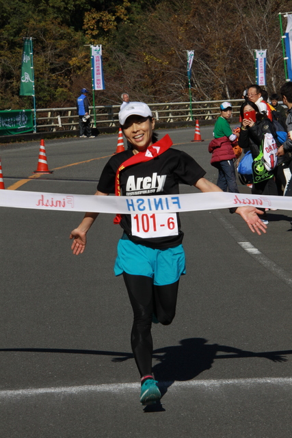 女子部門トップでゴール