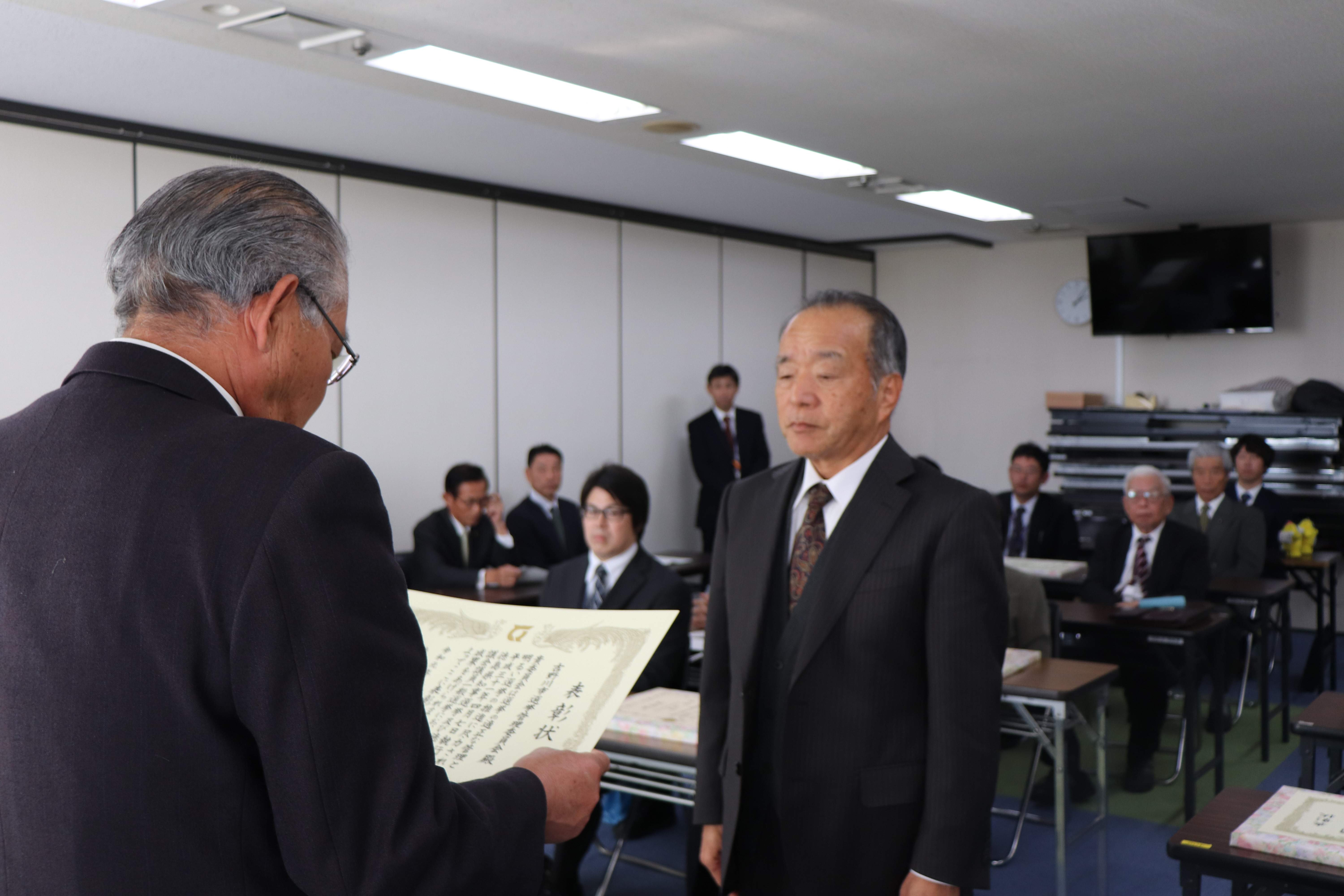 表彰状を受け取る委員長