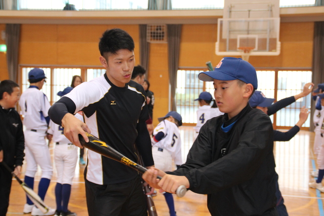 野球教室で基本動作を指導する武岡選手