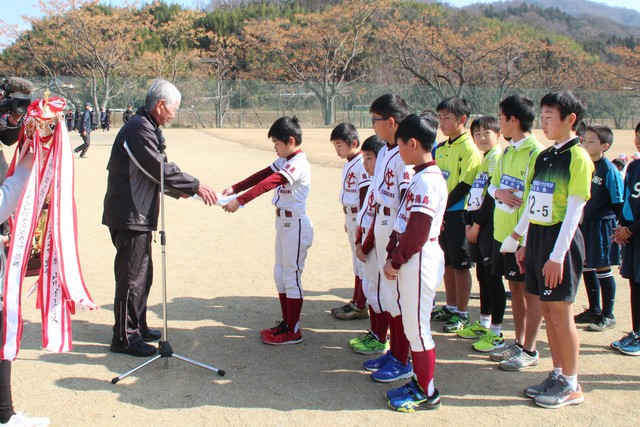 混合の部で優勝した山川少年野球クラブＡ