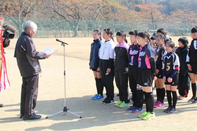 女子の部で優勝した鴨島キャッツＡ