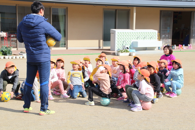 コーチの指導に耳を傾ける子どもたち