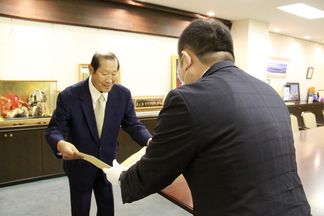 受章された安原清文さん（写真左）