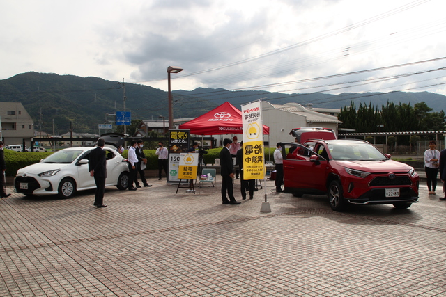 ハイブリッドカーによる電力供給の実演