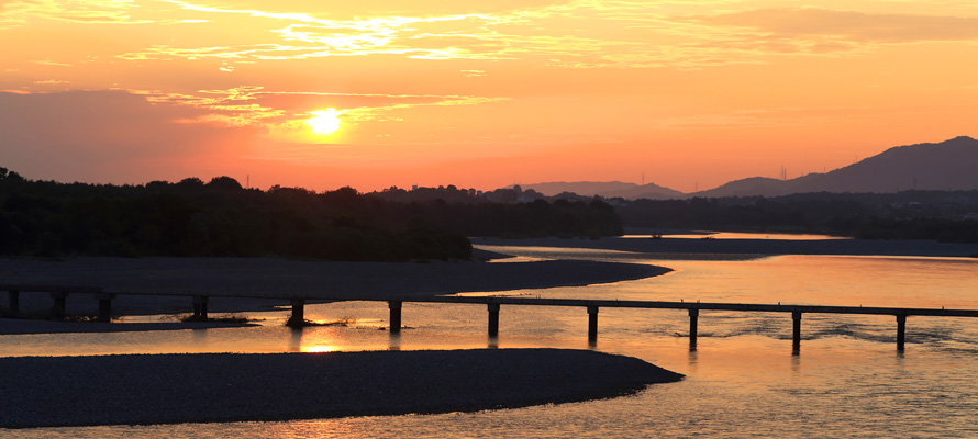 吉野川と川島橋（潜水橋）撮影：阿部和剛（吉野川市広報サポーター）